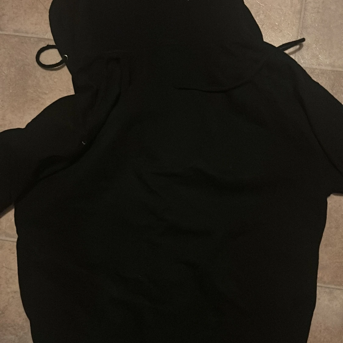 Svart hoodie med strass och Paris-tryck - 1