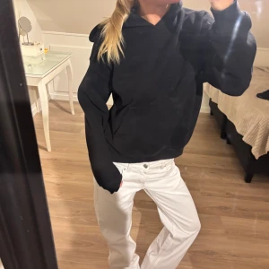 Svart hoodie - Svart hoodie från Gina tricot😋