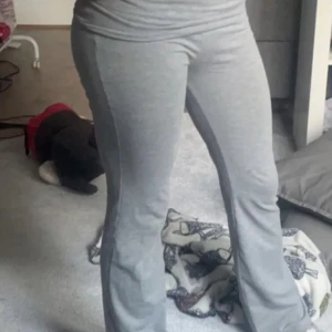 Grå bootcut mjukisbyxor Gina Tricot - Supermjuka grå mjukisbyxor från Gina Tricot med bootcut-ben och bred, vikt midja. Första och andra bilden är lånad!! Perfekta för chill dagar eller när du vill vara extra bekväm. Kontaktats för fler bilder och frågor🤍