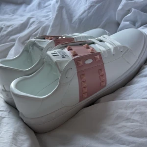 Valentino Rockstud sneakers vit/rosa - säljer dessa SUPER snygga rosa valentino rockstud sneakersen då de tyvärr inte passade mig, köpte på plick innan så därför jag ej kunnat byta storlek, de är då HELT nya aldrig använda❤️❤️ för fler bilder eller mer information är det bara att höra av sig så ska jag försöka svara så bra jag kan!❤️