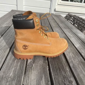 Timberland Kängor - Hej, dags att sälja mina fina Timberland skor, sköna och perfekta nu till vintern. 9/10 skick, har använts max 10 gånger och har rengjorts.  Medföljs det i bilderna.