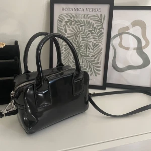 Carin Wester Väska  - Säljer denna väska från carin wester som jag använt 3 gånger, ser ut som ny. Avtagbart axelband