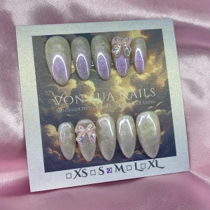 FairyGlow (M);Medium Almond - Handgjorda press-on naglar i en medium mandelform med skimrande pärlemor och lila nyanser. Två naglar är dekorerade med 3D-rosetter i holografiskt material för extra wow-effekt. Perfekt för dig som vill ha unika och trendiga naglar. I storlek M: 16 mm, 12 mm, 12,5 mm, 11,5 mm, 10 mm