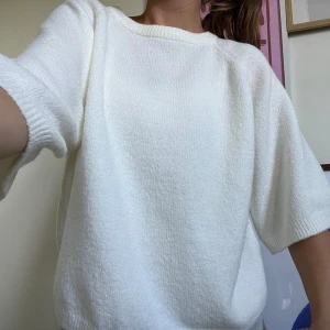 Vit stickad tröja med kort ärm - Jättefin vit stickad tröja, i nyskick. Storlek S💗