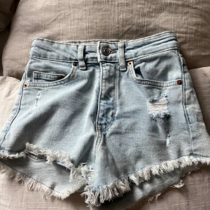 Ljusblå jeansshorts - Säljer dessa ljusblå jeansshorts eftersom de är för små. Mycket bra skick 