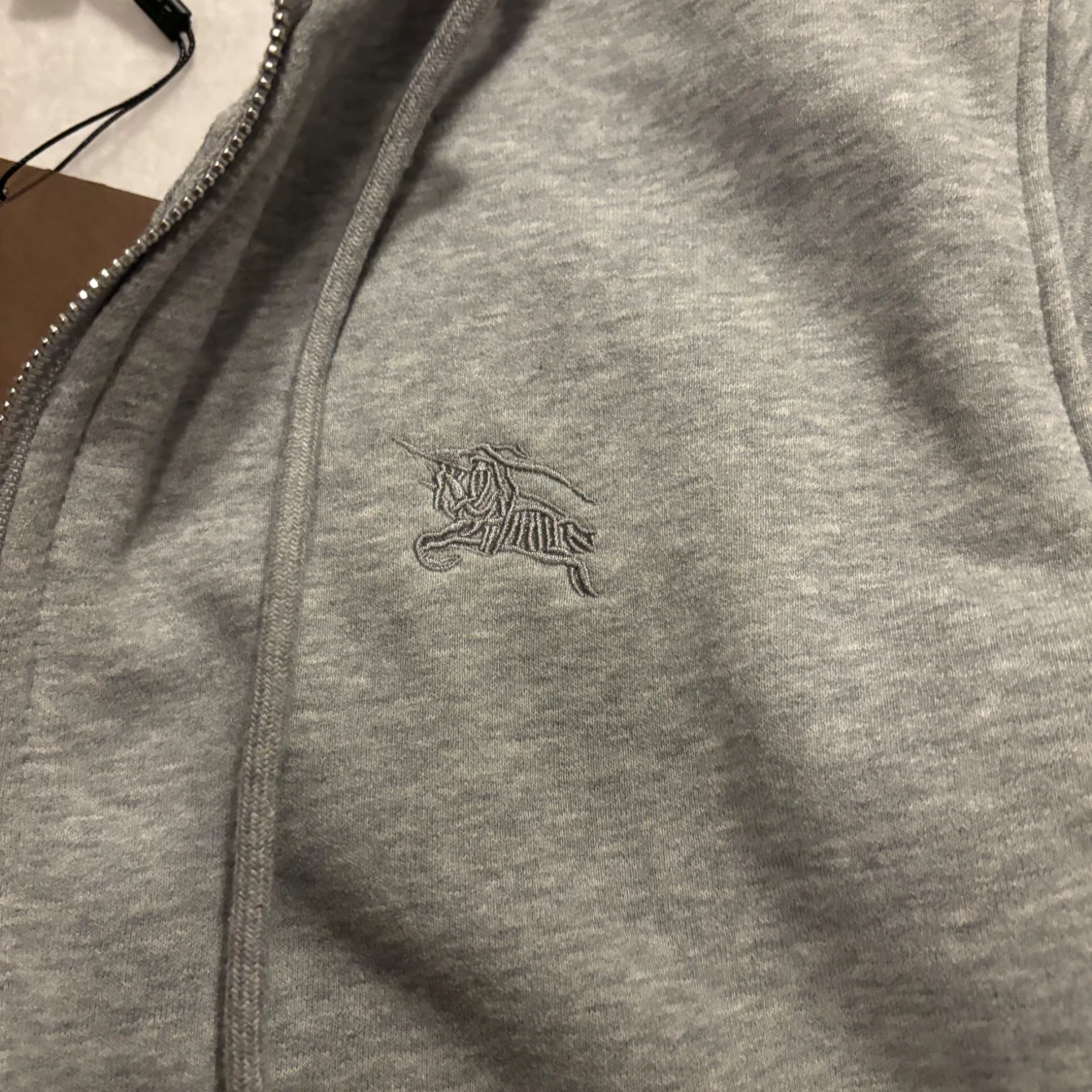 Grå huvtröja  - 2