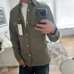HELT NY Jack and Jones overshirt  - Otroligt fet overshirt i toppskick, perfekt nu till sena sommarkvällar, priset kan diskuteras 