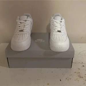 Air force 1  - Ett par AF1 i storlek 43 inprincip helt oanvända endast testade så skicket är som nytt , bara att skriva för frågor eller bilder 👍