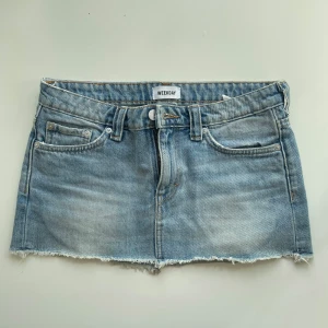 Ljusblå jeanskjol från Weekday - Ljusblå jeanskjol från Weekday med klassisk femficksdesign, rå kant nertill och bälteshällor. Säljer eftersom att den inte passar mig. Skriv gärna om ni har frågor!!💙
