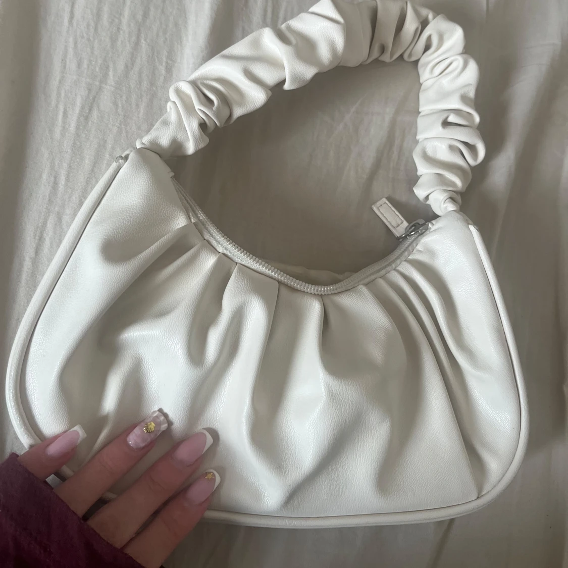 Vit axelväska med scrunchie-band