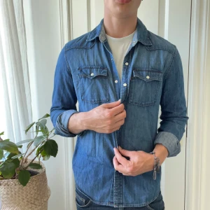 Levis jeans skjorta  - Inga defekter, väldigt skön. Modellen är 180,75 kg och bär M. Kom med frågor! 