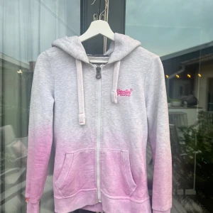 Superdry hoodie - Vintage Hoodie med dragkedja från superdry! Från en gammal kollektion de hade ungefär 2016 med inspiration av Japan.  Knappt använd.  Skriv om ni har några fler frågor vid intresse💓