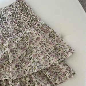 Blommig kjol - Jättesöt kjol från märket GRUNT💞💞 Storlek L fast för barn, så skulle säga att den är som stlk 164