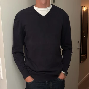  Marinblå finstickad tröja - En super fin marinblå fin stickad tröja i storlek M! Från golf märket Abacus.