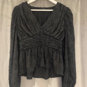 Svart blus  - Svart blus från Gina tricot i storlek 38, aldrig använd.