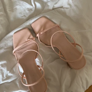 Ljusrosa klackskor - Jätte fina och somriga rosa klackskor från H&M🫶🏼 Dem är i storlek 41 och har använts fåtal gånger, jag säljer de då de inte kommer till användning! Om fler bilder önskas är det bara att skicka ett meddelande!💕 säljer de för 100kr utan frakt