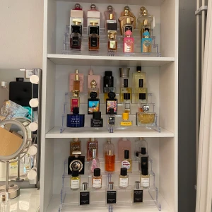 Parfym splittar 2ml/5ml/10ml - Säljer 2ml/5ml/10ml☺️ Glas dekanter med guld metall lock och etikett ✨ Frakt tillkommer 22kr💌 Alla priser fick ej plats i bilderna, är det någon parfym som inte står med och du undrar priset, skriv meddelande💗