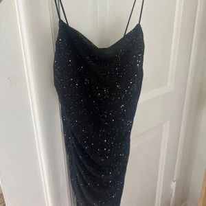 Jättefin svart glittrig klänning!! - Jättefin svart glittrig klänning, kommer inte till användning, och helt oanvänd, helt som ny!!