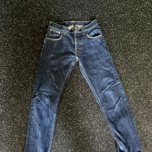 Nudie Jeans blå jeans W30 L32 - Snygga blå jeans från Nudie i modellen ”steady Eddie”. Inga defekter på själva byxorna förutom på etiketten som man ser i bilden. Priset är ej hugget i sten!