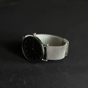 Silver Klocka från Pier One + Armband - Säljer en stilren klocka i silver från Pier One. Svart urtavla med fungerande batteri och mesh-armband som passar alla former. OBS: Lite ytrost på baksidan finns, se bild 3 (syns inte vid användning) Därmed det lågra priset. Armband: Två stilrena armband i halvädelstenar (howlit & sodalit) Ingår i Priset!! Och matchar perfekt med Klockan. Vill du enbart köpa armbanden eller bara klockan? Så är det bara att höra av sig, pris kan diskuteras.