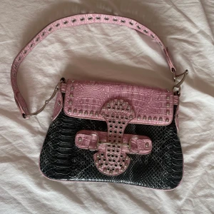 Cool 2000s handväska!! - Jättecoola väska som tyvärr inte kommer till användning, fint skick med flera fack inuti (se bild 3). Köp nu går bra eller skriv om du har frågor!🩷