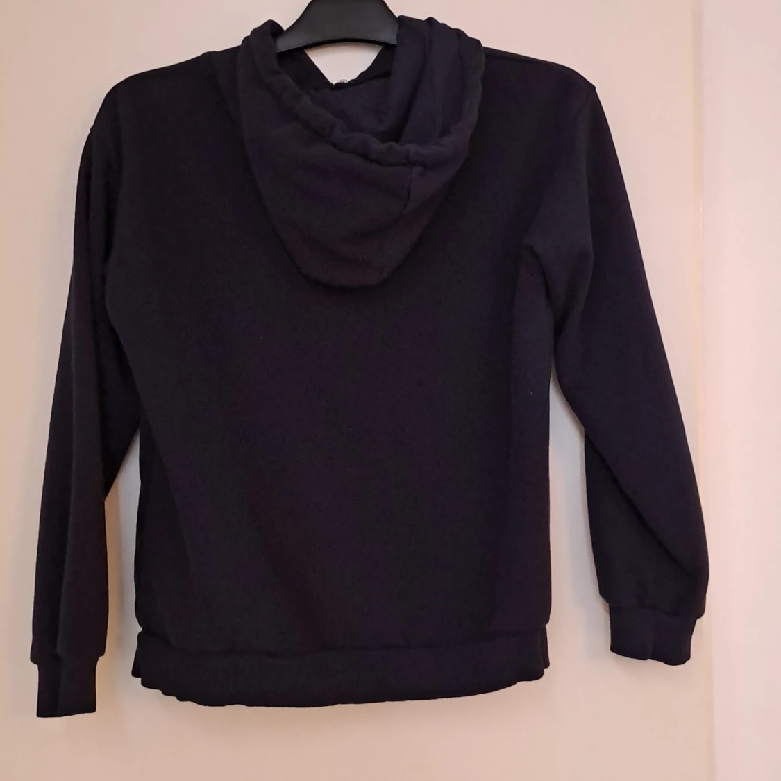 Marinblå hoodie Gina Tricot med glittertext - 2