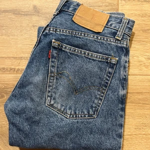 Levi’s jeans 100% bomull - Medelhög midja. Raka ben. W28. (Jag är 163 cm) 