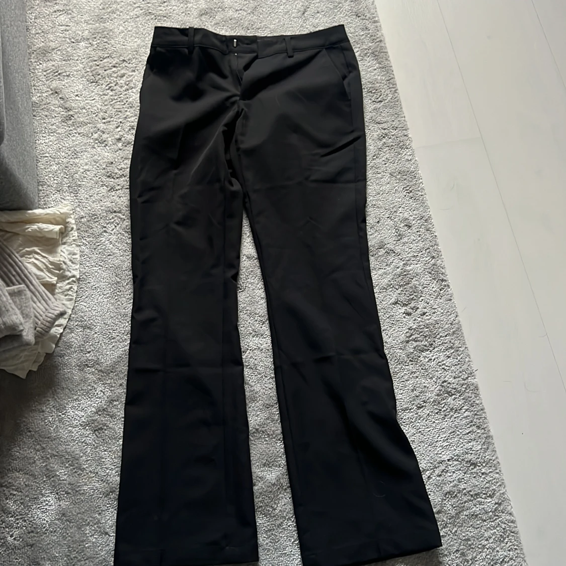 Svarta kostymbyxor från BikBok