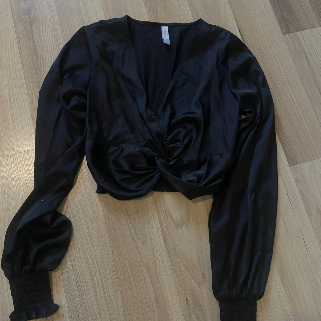 Svart omlottopp i satin-look