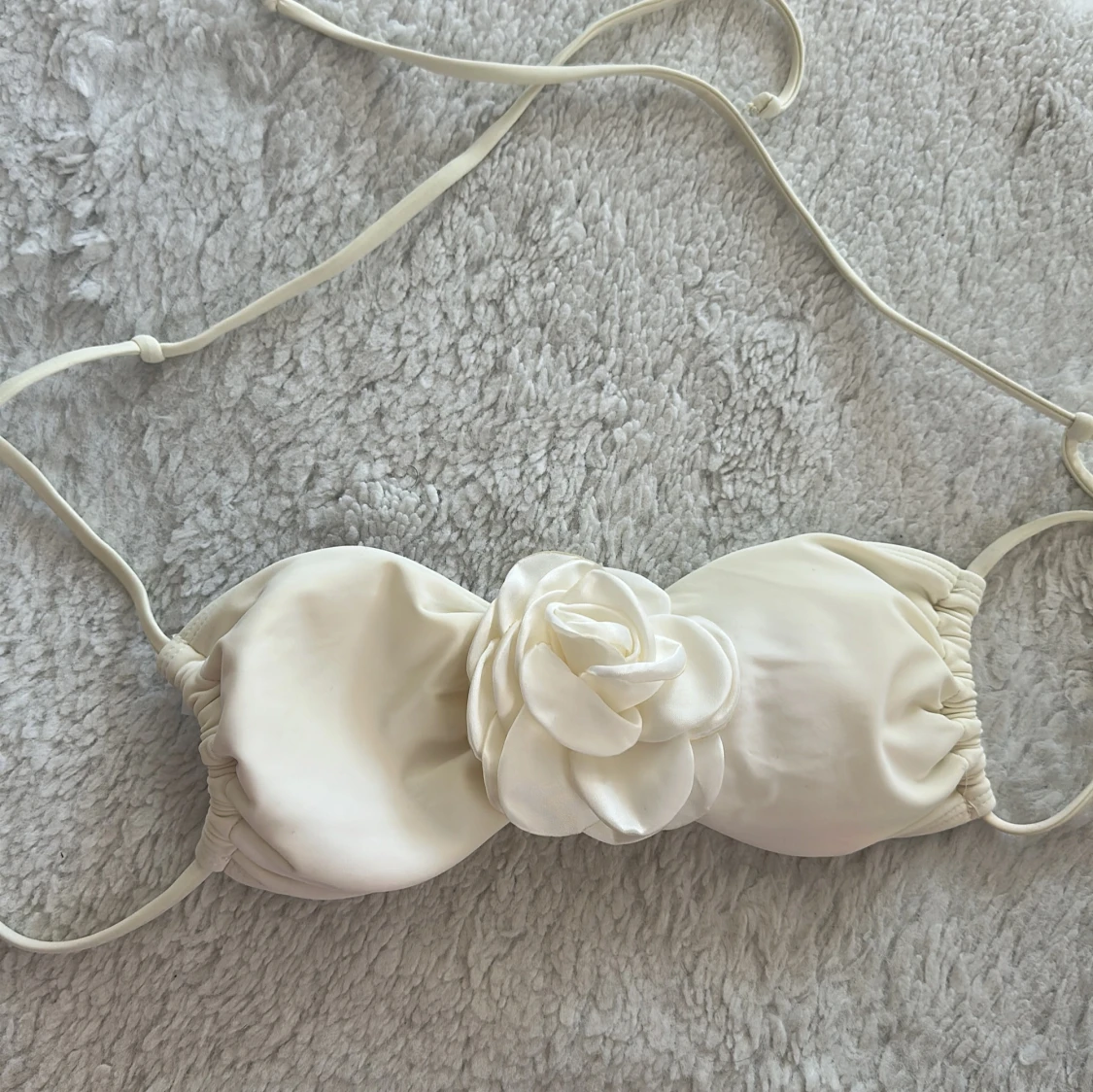 Vit bikiniöverdel med rosett-detalj