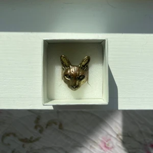 Ring kattdjur - Supercool guldfärgad ring föreställande ett kattdjur💕Lite av det guldfärgade har försvunnit och blivit istället lite bronsfärgad, vilket kan urskiljas på bilderna. Den är köpt på en marknad i London. Ringen är justerbar