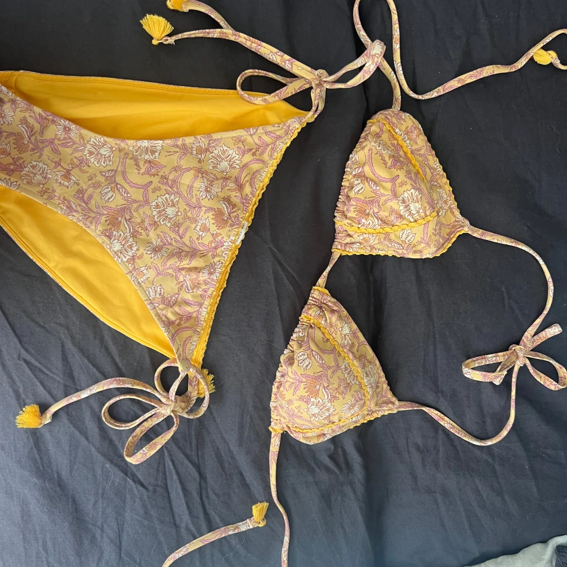 Gul och lila blommig bikini med knyt - 1