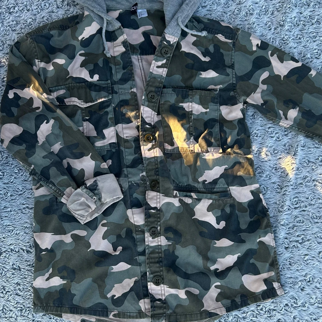 Camouflage overshirt med huva