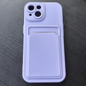 Ljuslila skal iPhone 15 - ljuslila mobilskal med korthållare på baksidan. Helt oanvänd 