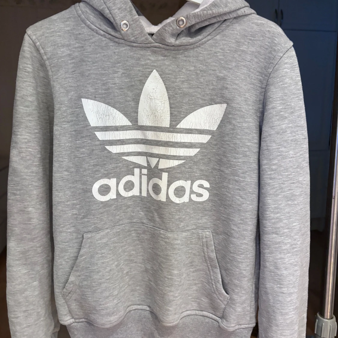 Grå hoodie från Adidas med logga