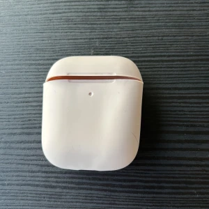 Ljusrosa silikonfodral till AirPods - Säljer ett ljusrosa silikonfodral till AirPods. Fodralet är mjukt och flexibelt, skyddar mot repor och stötar. Helt oanvänd 