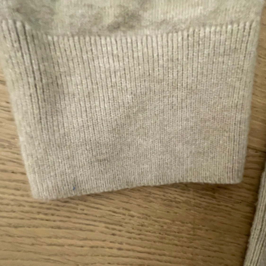 Beige stickad tröja med AMORE-print - 3