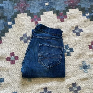 Pace japanese denim selvedge jeans - Jag säljer dessa jeans som är köpta 2017 av min morfar och använda 2 år av honom, jag säljer dom för att han har vuxit ut dom.                                     Dom här jeansen är gjorda av tyger som bara tillverkas i japan och startade som ett mörkblå indigo färgade jeans men efter år av användning så har dom fått den här genuina fantastiska tvätten som inte går att återskapa med maskin. Mycket bra skick (inga defekter). L30 W35 har jag mätt. Meddela mig om ni har frågor eller vill ha bilder.