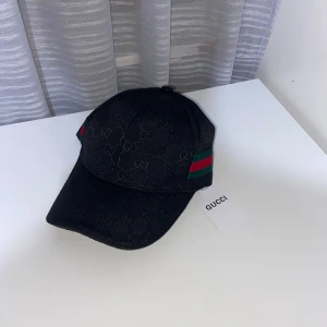 Svart keps - Säljer en svart keps!! Dm vid intresse!! Kan gå ner i pris!!