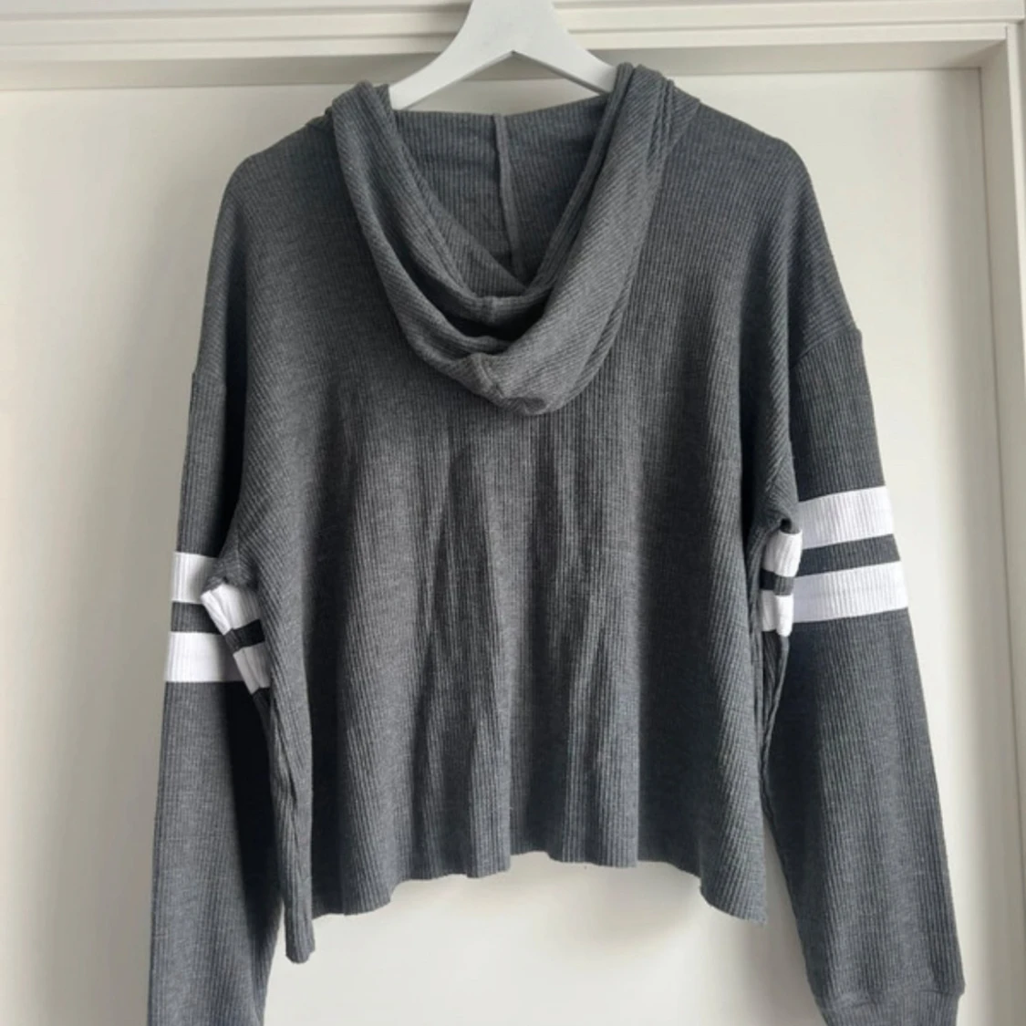 Grå hoodie från Hollister med ränder - 1