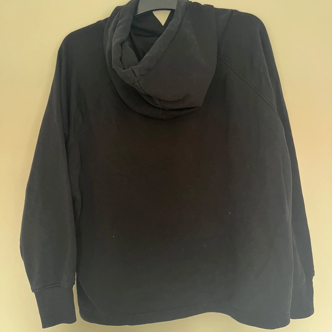 Svart hoodie från H&M Basics - 1