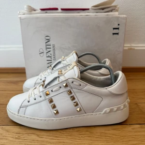 Valentino rockstud sneakers  - Säljer nu dessa fina valentino rockstud skor | Storlek 36,5 | Super fint skick | Kommer med box,dustbag,valentino kort,  extra nya snören, extra nitar, kvitto | Hör gärna av er vid frågor eller funderingar 