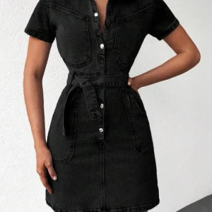 Jeansklänning  - Säljer denna fina jeansklänningen då jag inte tycker att jag passar i den, aldrig använt bara testat🩶