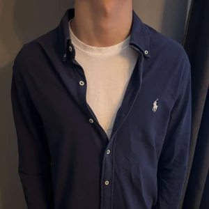 Mörkblå skjorta från Ralph Lauren  - Säljer en stilren mörkblå skjorta från Ralph Lauren | Storlek L | Hör av er för frågor 😁| Längd på modellen 189
