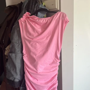Lång rosa klänning  - Säljer en lång, ljusrosa klänning.Klänningen har en enkel, ärmlös design. Passar S/M ganska stretchig