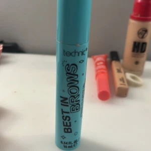Technic Best In Brows Brow Gel - Technic Best In Brows är en ögonbrynsgel i en snygg turkos förpackning. Perfekt för att forma och fixera brynen hela dagen. Innehåller 16 ml och är enkel att applicera med borsten. Ger ett naturligt resultat och håller stråna på plats.