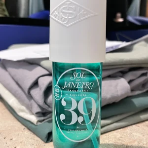 Sol de Janeiro Cheirosa 39 Parfymmist - Sol de Janeiro cheriosa 39 Storlek 90ml Helt ny bara sprayat 1-2 gånger för att känna av doften. Säljer den nu för att doften passar inte mig :(