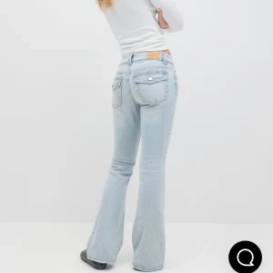 Ljusblå bootcut jeans - Säljer ett par ljusblå bootcut jeans från Gina Tricot, modell Y2K low Jeans. De har snygga fickor med knapp bak. Endast använda en gång då de var för korta för mig. Nypris 500kr. Storlek 36 men skulle säga att de är mer likt en 32-34.