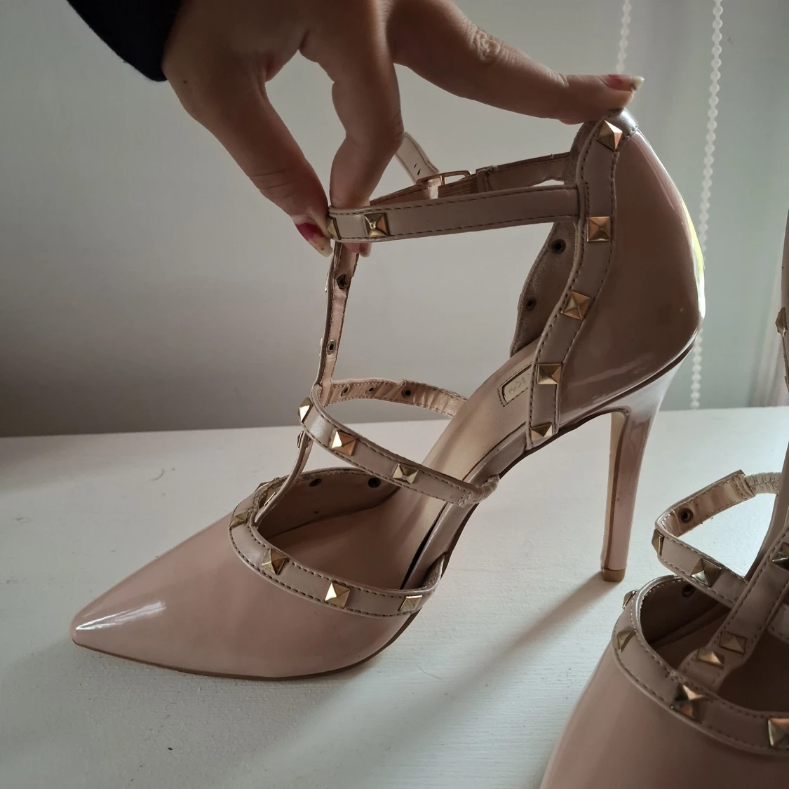 Beige pumps med nitar från Primark