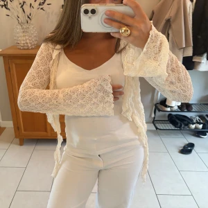 Vit spetskofta med vida ärmar - Vit spetskofta 